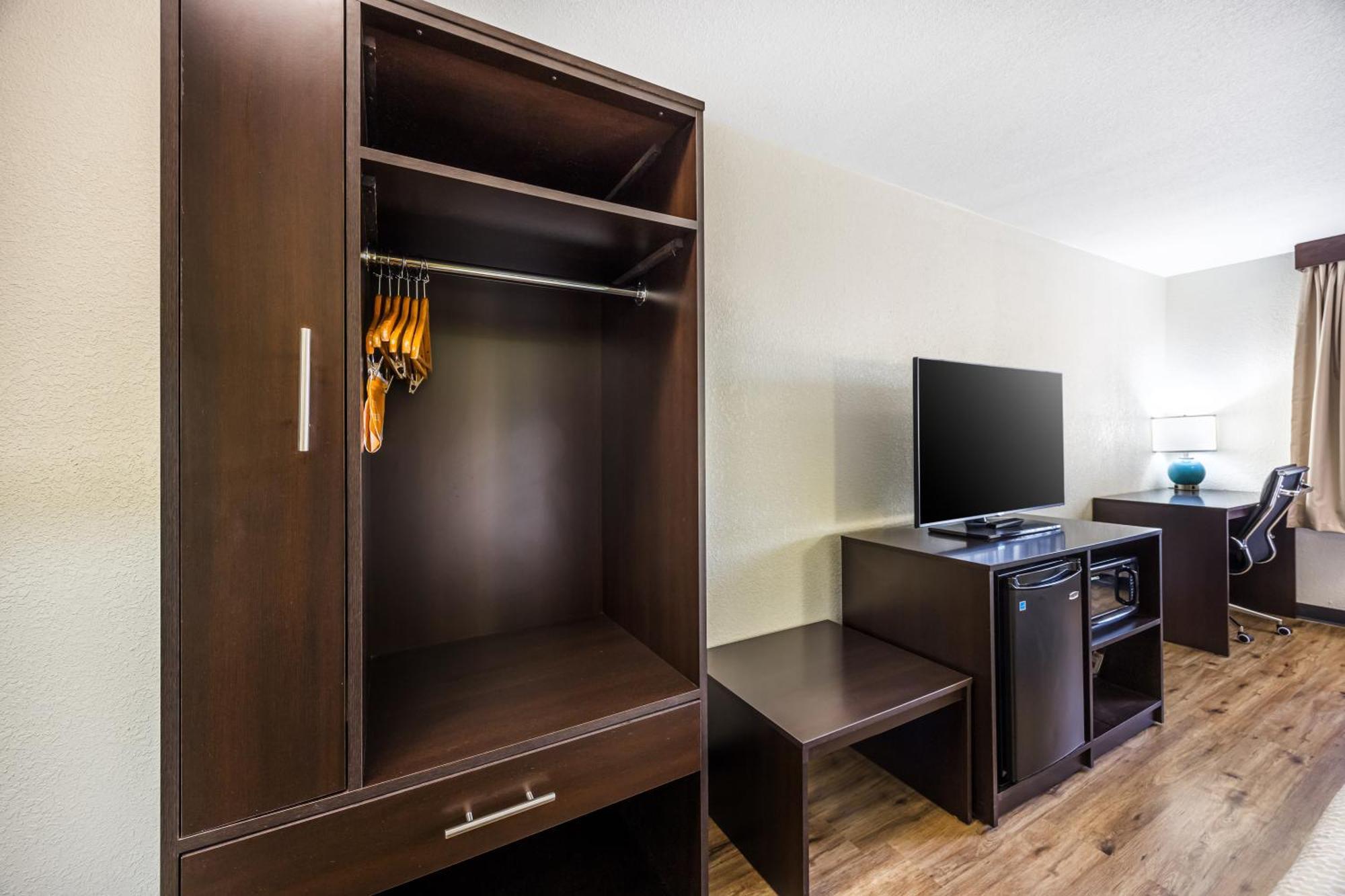 Sleep & I-135 Hotel Salina