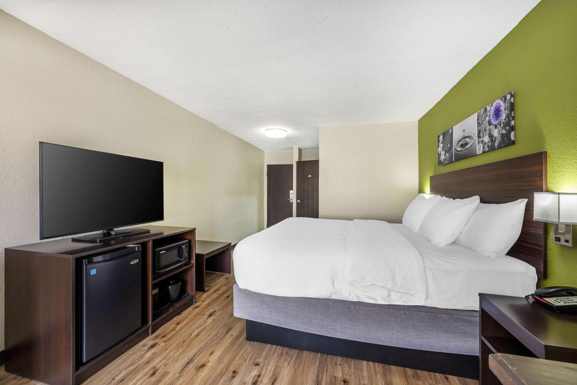 Sleep & I-135 Hotel Salina