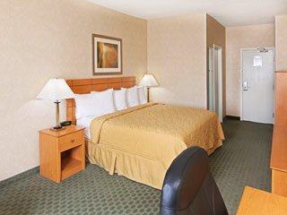Sleep & I-135 Hotel Salina