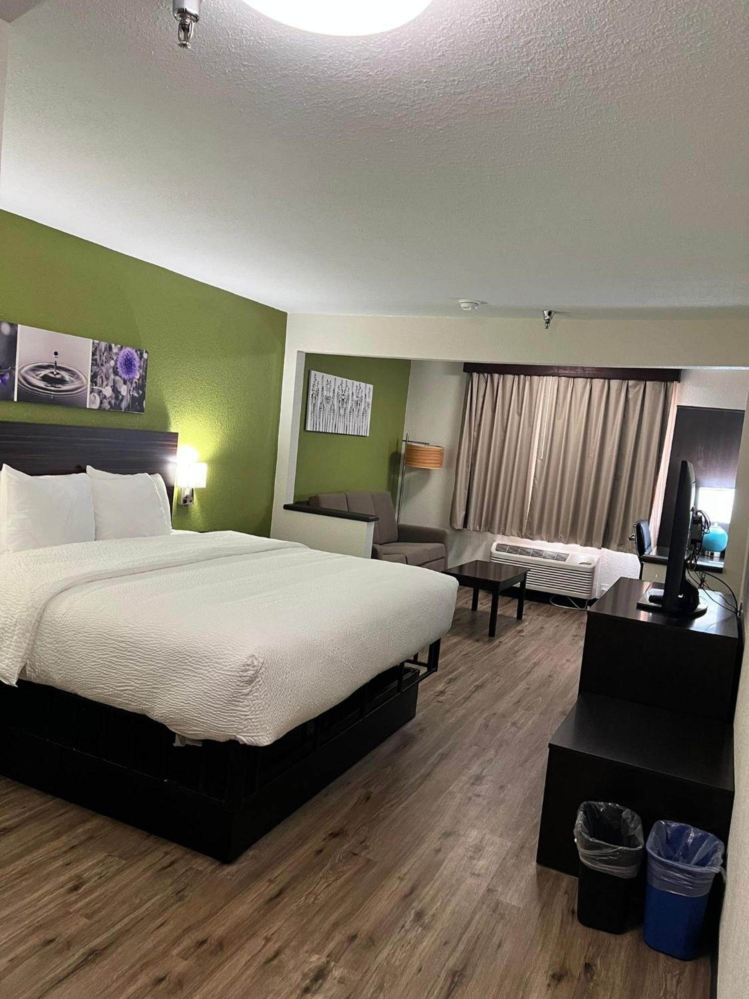 Sleep & I-135 Hotel 2*
