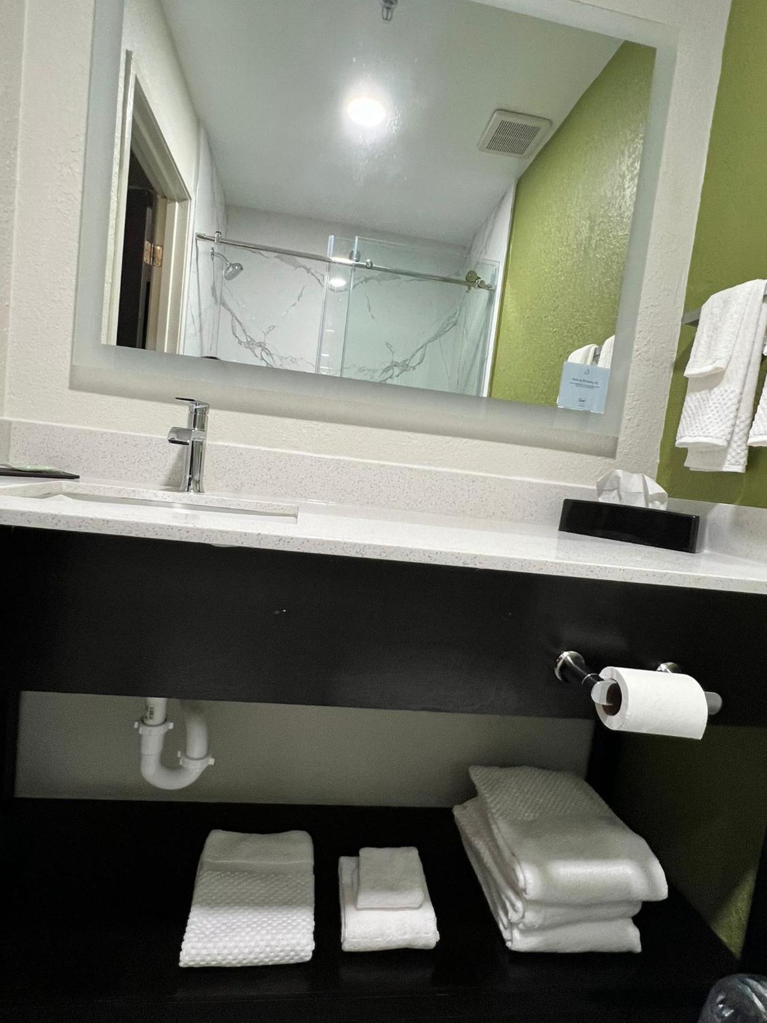 Hotel Sleep & I-135 Salina