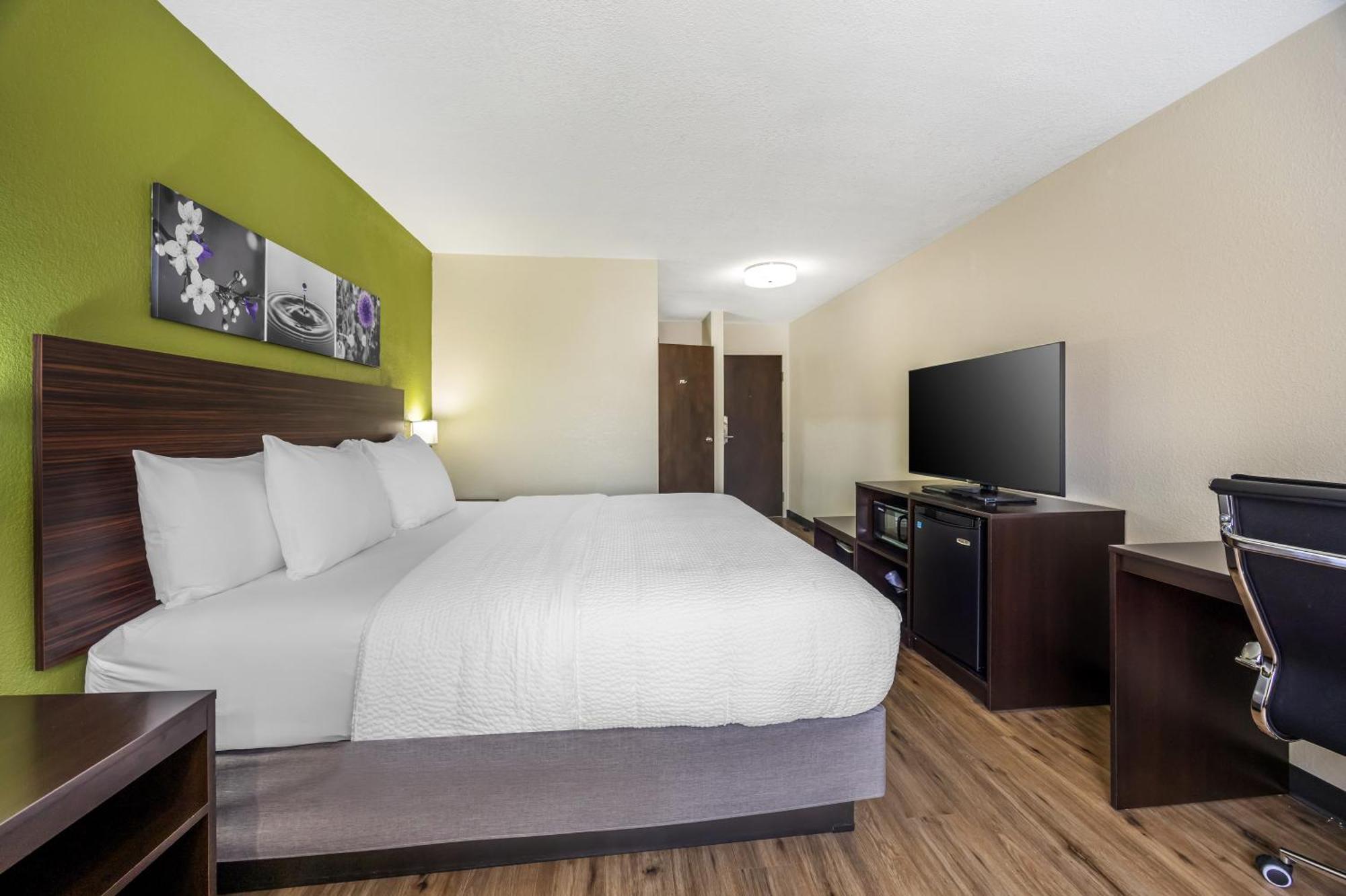Sleep & I-135 Hotel Salina